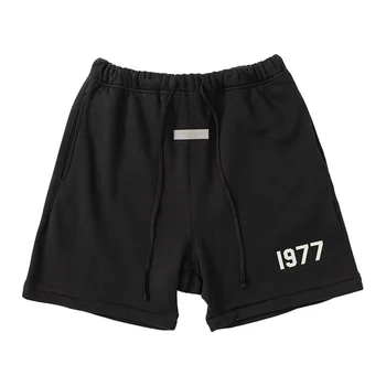 Носят модни улица Дрехи, изработени от памук с писмото принтом 1977 г., свободни къси спортни панталони
