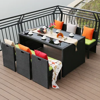 Градинска мебел, комбинация от градински бюрото и стола, проста тераса на Вила за почивка